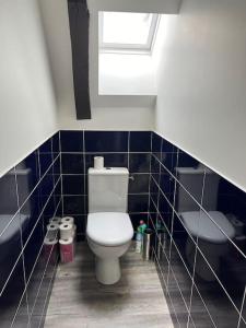 Ayzac-OstにあるGrand appartement vue montagneのバスルーム(白いトイレ、窓付)