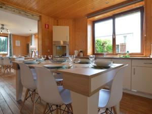 ein Esszimmer mit einem großen Tisch und Stühlen in der Unterkunft Nice holiday home with sauna near Malmedy in Malmedy