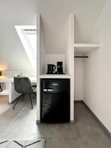 kuchnia z kuchenką i krzesłem w pokoju w obiekcie Si-View Doppelzimmer Siegen Zimmer 15 w mieście Siegen