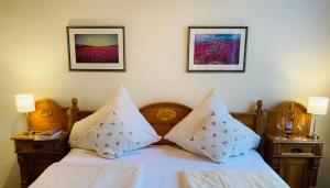 コッヘムにあるホテル ヒーロニミのベッドルーム1室(白いシーツと枕のベッド1台付)