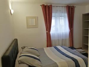 una camera con un letto di fronte a una finestra di Médina maison 4 chambres 100m2 a Beuvrages