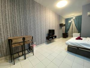 1 dormitorio con 1 cama y TV. en 5min to Sunway Lagoon#Subang SS15 Cozy Studio#3pax, en Subang Jaya