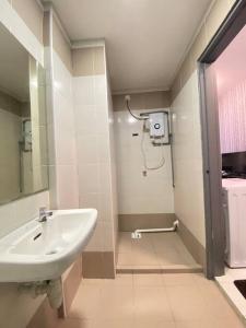 y baño con lavabo y ducha. en 5min to Sunway Lagoon#Subang SS15 Cozy Studio#3pax, en Subang Jaya