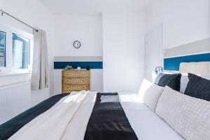 Postel nebo postele na pokoji v ubytování Spacious 2-Bedroom House near Wakefield Centre and Train Station with Free Parking, Ideal for Contractors & Long Stays - NordStay