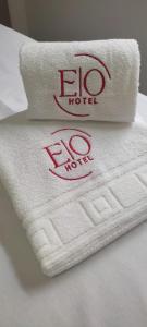 une pile de serviettes assises au-dessus d'un lit dans l'établissement ESPETO DE OURO HOTEL, à Ouricuri