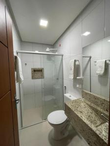 La salle de bains est pourvue d'une douche, de toilettes et d'un lavabo. dans l'établissement ESPETO DE OURO HOTEL, à Ouricuri