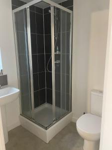eine Dusche im Bad mit WC und Waschbecken in der Unterkunft Village House Cardiff - Close to A48 and M4 in Cardiff