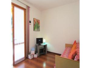 een kamer met een bed en een televisie op een tafel bij Charming apartment with garden - Beahost in Bibione