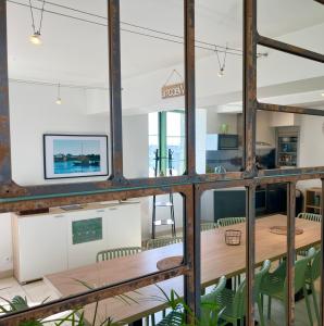 desde la ventana de un loft con vistas al comedor y a la cocina en GITE LA VUE LOIRE Maison en Saint-Denis-de lʼHôtel