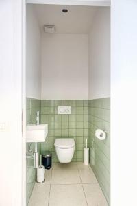 Bathroom sa Smart and cosy 4P Apt in Antwerp with balcony