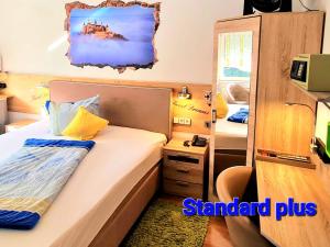 Postel nebo postele na pokoji v ubytování Hotel Garni Rodenbach