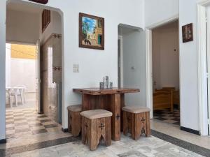 托澤爾的住宿－App s+2 RDC，配有木桌和凳子的房间