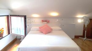 sypialnia z dużym białym łóżkiem i oknem w obiekcie alaia apartamento w mieście Zarautz