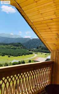 desde el balcón de una cabaña con vistas en Guest House MARGALITI-საოჯახო სასტუმრო მარგალიტი en Omalo