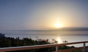 un tramonto dal balcone di un condominio di Playa Dorada vistas al mar a Oropesa del Mar