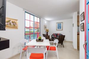 a kitchen and dining room with a white table and chairs at Full Apartamento Privado 202 Guatapé in Guatapé