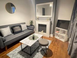 A seating area at Cosy home with FREE PARKING and fast internet