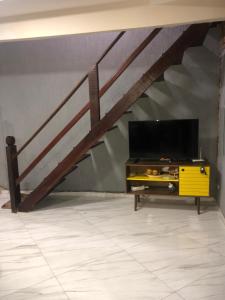 ブジオスにあるCasa Ampla e Aconchegante Búziosのリビングルーム(薄型テレビ、階段付)