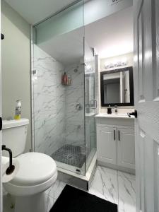 La salle de bains est pourvue d'une douche, de toilettes et d'un lavabo. dans l'établissement Two Bedroom Basement Ensuite 15 mins from The Niagara Falls, à Thorold