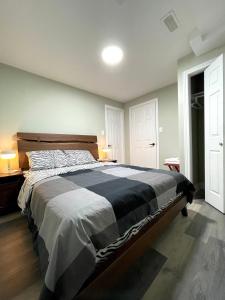 - une chambre avec un grand lit dans l'établissement Two Bedroom Basement Ensuite 15 mins from The Niagara Falls, à Thorold