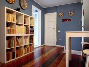 a room with bookshelves filled with books at Mansarda in Cluj-Napoca