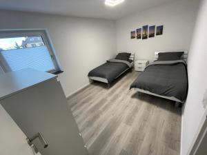 sypialnia z 2 łóżkami i oknem w obiekcie Moderne Apartments in zentraler Lage w mieście Filderstadt