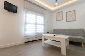 sala de estar con sofá y mesa en Apartamento para dos al lado de la Alhambra, en pleno centro, en Granada