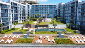 een luchtzicht op een resort met een zwembad en gebouwen bij Lexus Avenue by LovelyStay in Funchal