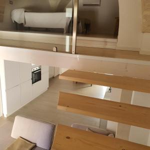 Zimmer mit Blick auf ein Bett und einen Tisch in der Unterkunft Casa Nobile in Squinzano