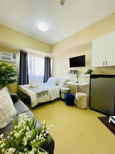 um quarto de hotel com uma cama e uma televisão em City Hub Studio Unit with FAST Wifi, Netflix at Aspira Tower 1 em Cagayan de Oro
