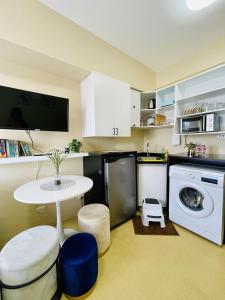 uma cozinha com uma mesa e uma máquina de lavar roupa em City Hub Studio Unit with FAST Wifi, Netflix at Aspira Tower 1 em Cagayan de Oro