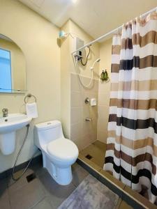 uma casa de banho com um WC, um lavatório e um chuveiro em City Hub Studio Unit with FAST Wifi, Netflix at Aspira Tower 1 em Cagayan de Oro