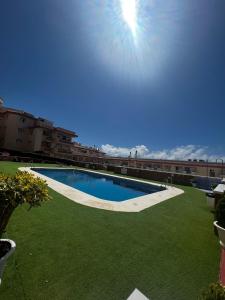 Bazén v ubytování Large Apartment with Sea Views & Terrace nebo v jeho okolí