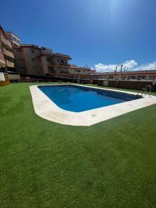 Bazén v ubytování Large Apartment with Sea Views & Terrace nebo v jeho okolí