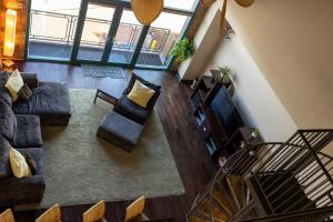 an overhead view of a living room with a couch and chairs at Marlin at the Lake - Downtown Sandusky in Sandusky