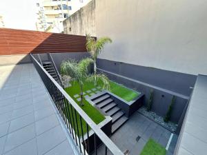 Il dispose d'un balcon avec des escaliers et des plantes. dans l'établissement Heart of the City Suites - B, à Vila Nova de Gaia