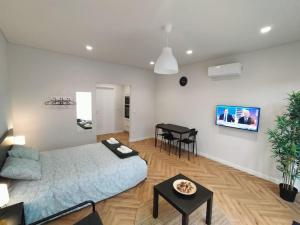- un salon avec un canapé et une table dans l'établissement Heart of the City Suites - B, à Vila Nova de Gaia
