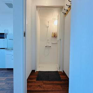 a small hallway with a shower and a rug at 【三米通天閣】401-4FA難波商圈天王寺心斎橋10min in Osaka