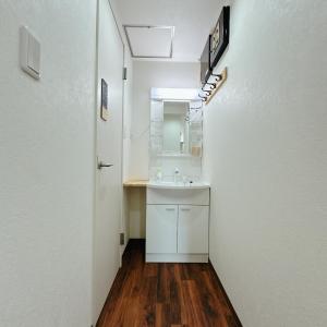 a bathroom with a white sink and a mirror at 【三米通天閣】401-4FA難波商圈天王寺心斎橋10min in Osaka