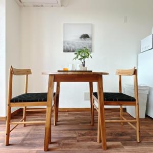 a wooden table and two chairs in a room at 【三米通天閣】401-4FA難波商圈天王寺心斎橋10min in Osaka