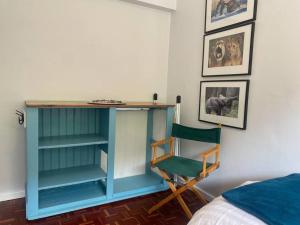 منطقة جلوس في Lock up & go apt w/ great views in Simons Town