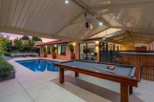 Luxury 5br villa with pool内部或周边的泳池