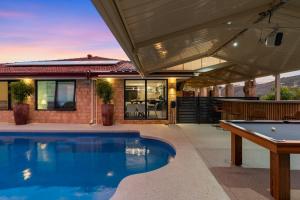 Luxury 5br villa with pool内部或周边的泳池