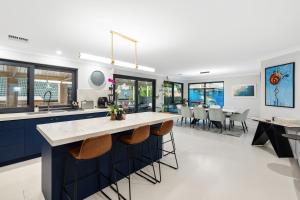 Luxury 5br villa with pool的电视和/或娱乐中心