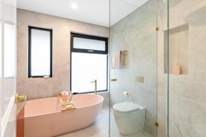 Luxury 5br villa with pool的一间浴室