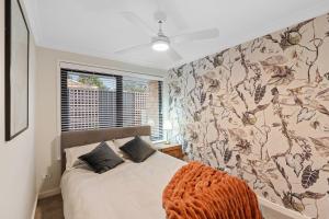 KinrossLuxury 5br villa with pool的一间带床的卧室，配有大窗户 更多34张照片
