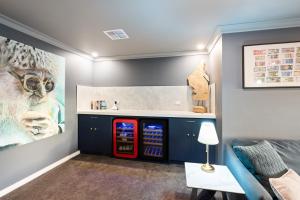Luxury 5br villa with pool的休息区
