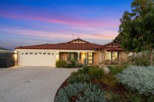 KinrossLuxury 5br villa with pool的砖屋,有白色车库