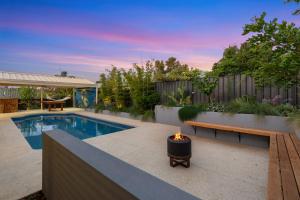 Luxury 5br villa with pool内部或周边的泳池