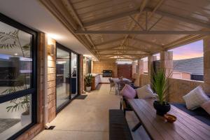 KinrossLuxury 5br villa with pool的户外庭院设有长凳和桌子。